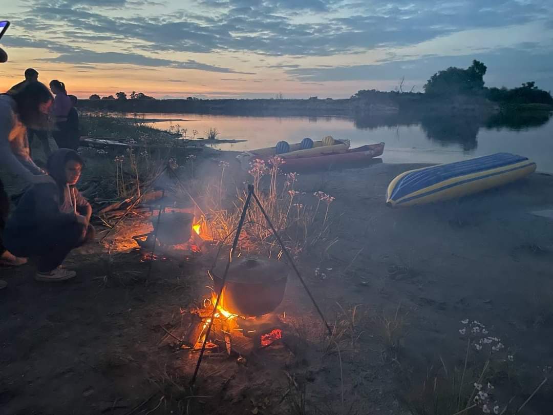 Вечір на сплаві біля багаття