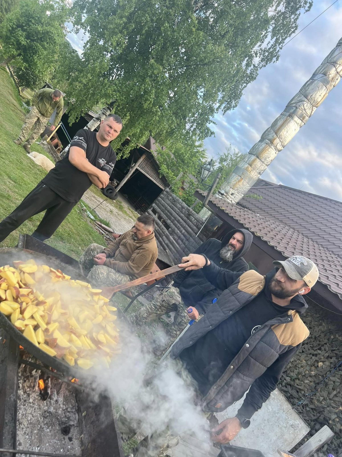 Військові смажать картоплю на мангалі