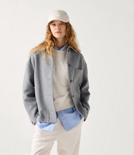 дівчина в одязі бренду Uniqlo